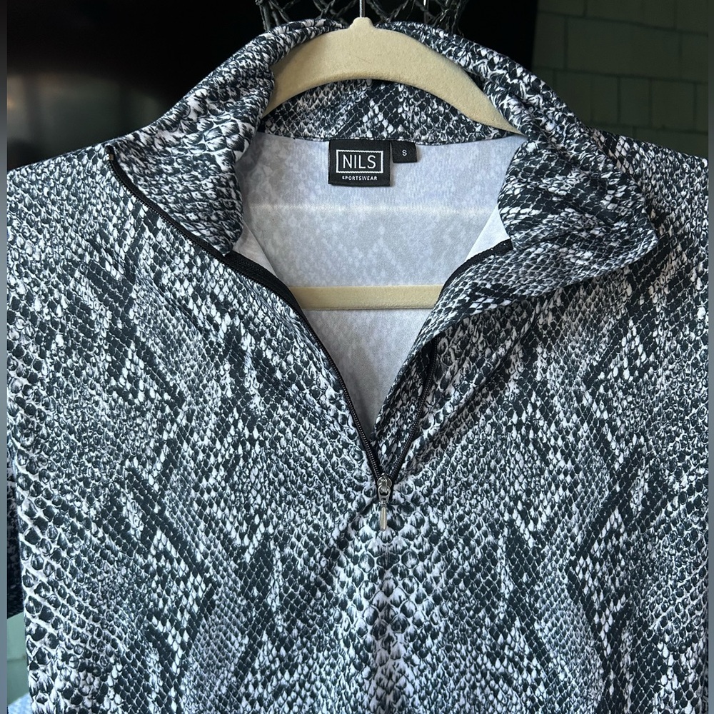 NILS Monochrome snakeskin Patterned base layer top with 1/4 zip. Size small. - Picture 2 of 8